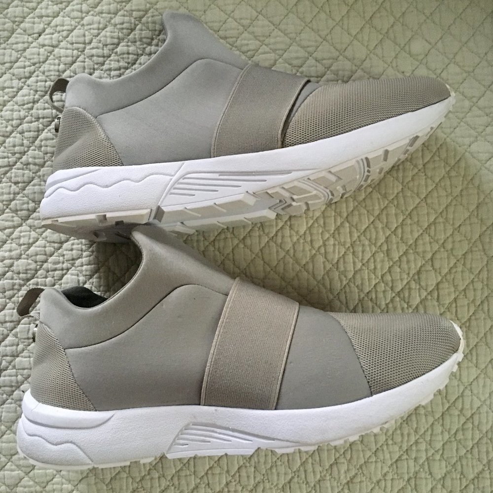 Steve Madden Pull On Fabric Sneaker